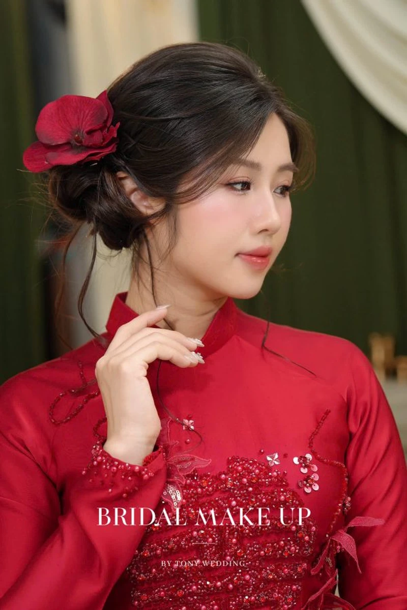 Cô dâu búi tóc lệch cùng với phụ kiện cài tóc phía sau