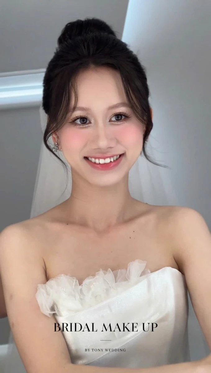 Cô dâu với tóc tết búi cao sang trọng