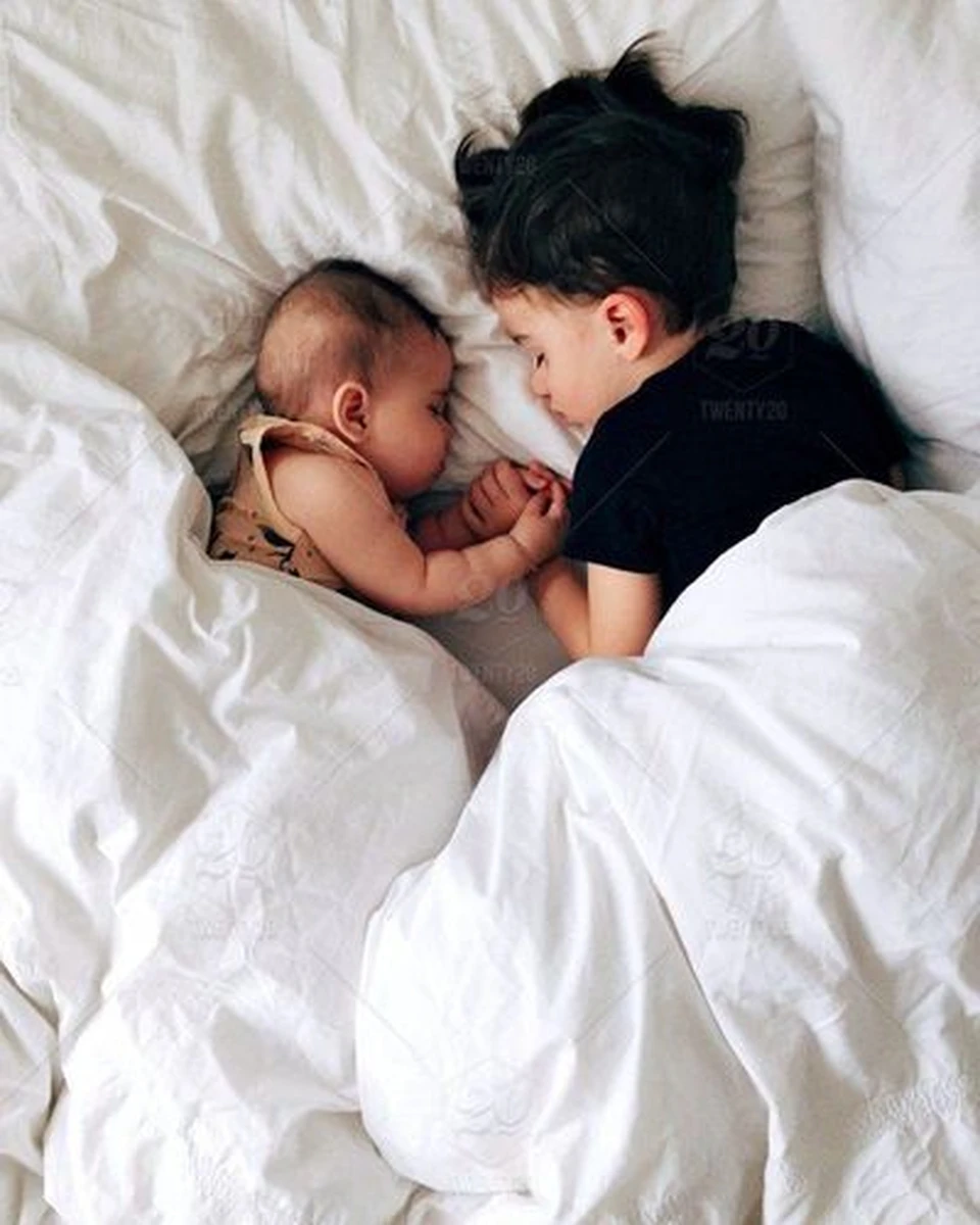 2 em bé đang ngủ