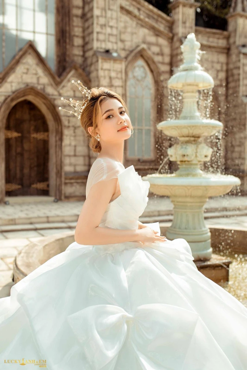 Lucky Anh Và Em, bạn có thể tự do lựa chọn nhiều mẫu áo cưới đẹp và sang trọng