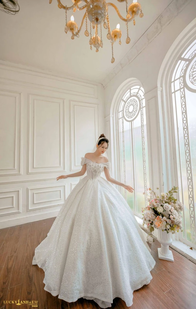 Lucky Anh Và Em, bạn có thể tự do lựa chọn nhiều mẫu áo cưới đẹp và sang trọng