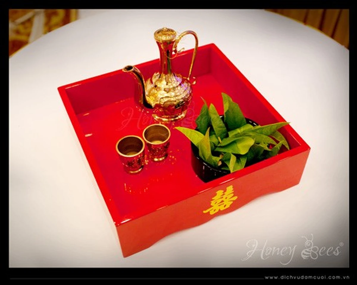 Sính lễ dạm ngõ có 1 chai chai rượu và khay trầu cau