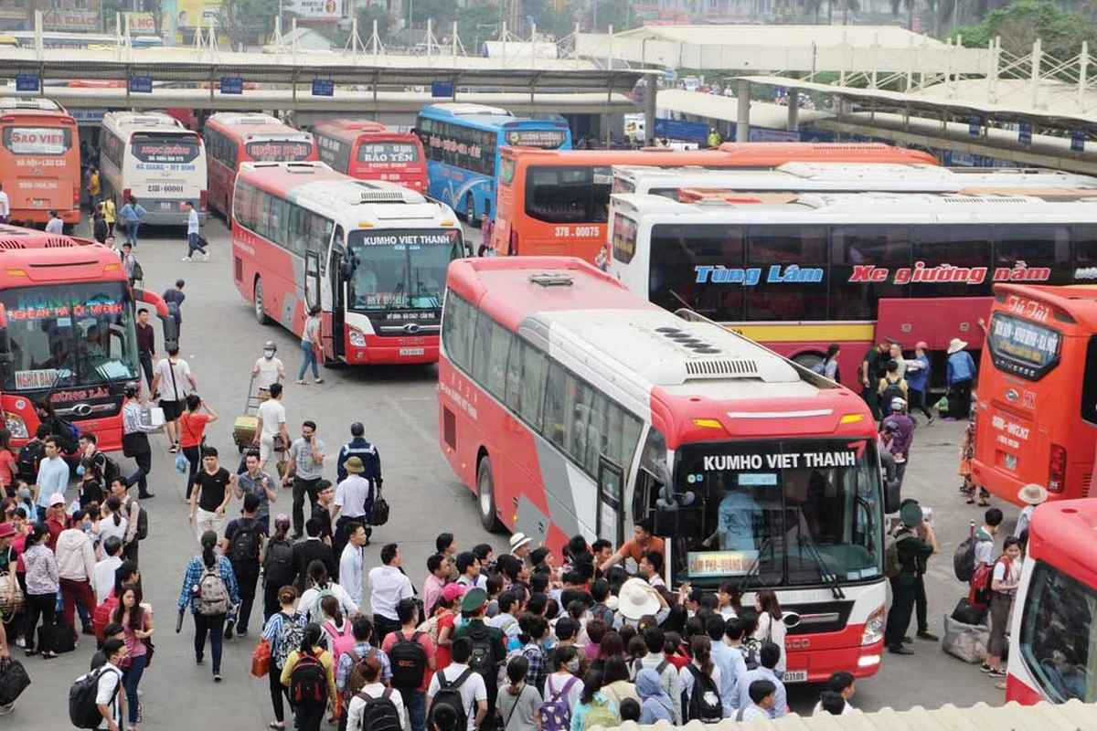 Lượng xe khách di chuyển đông đúc vào dịp Tết
