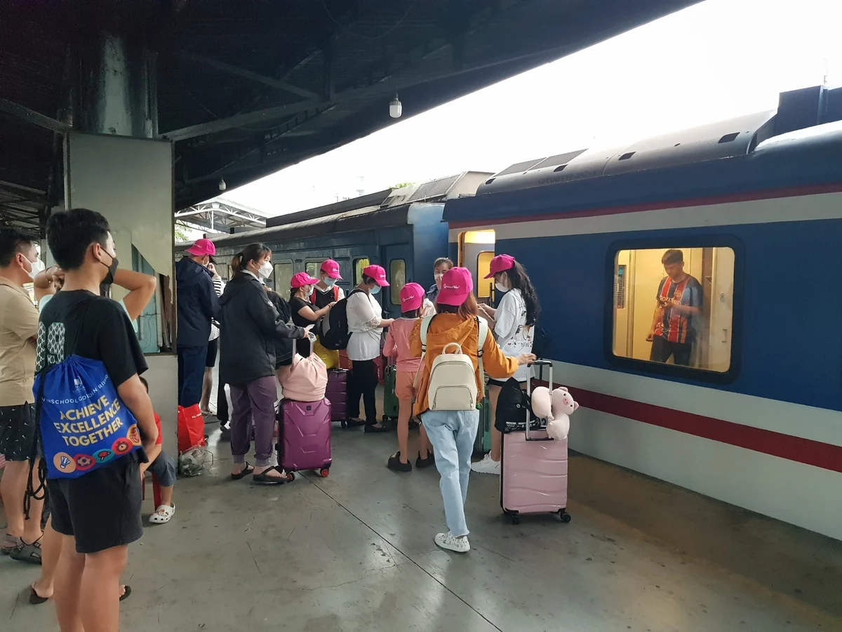Người dân tập trung tại tàu hỏa chuẩn bị về quê ăn Tết