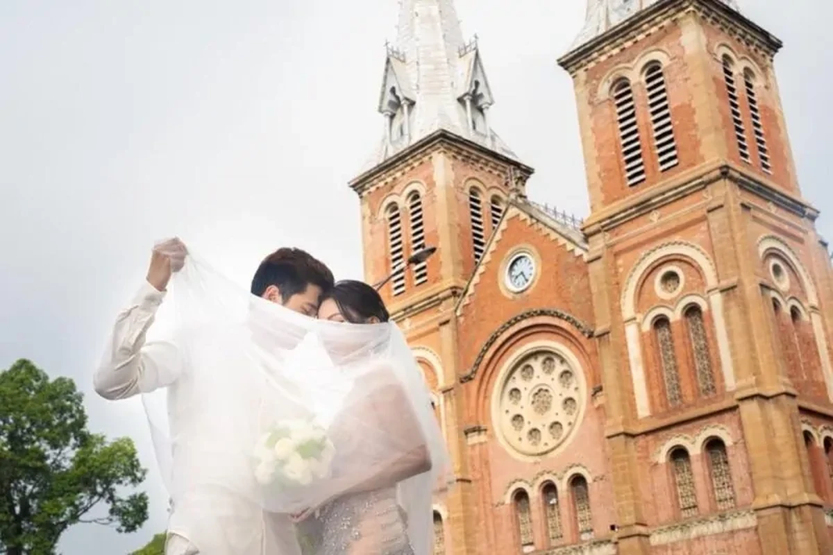 Chụp ảnh cưới tại Nhà thờ Đức Bà