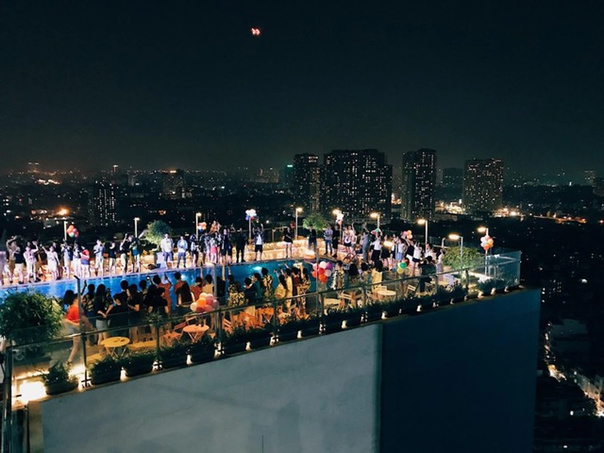 Không gian tiệc cưới rooftop ngoài trời ngắm toàn cảnh thành phố về đêm