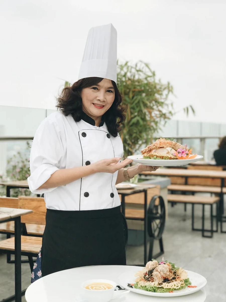 Đầu bếp phục vụ món ăn tại tiệc cưới ngoài trời