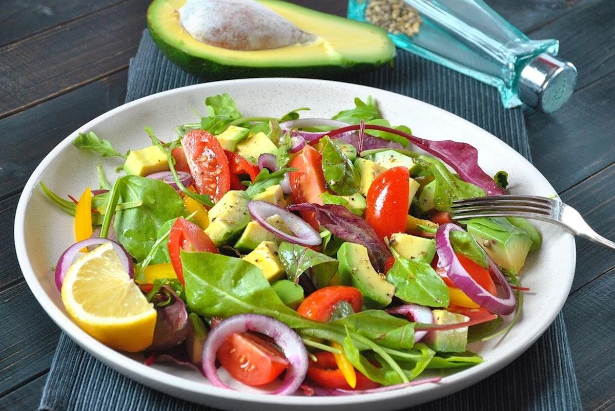 Đĩa salad rau củ tươi ngon với cà chua, hành tây, các loại rau và bơ