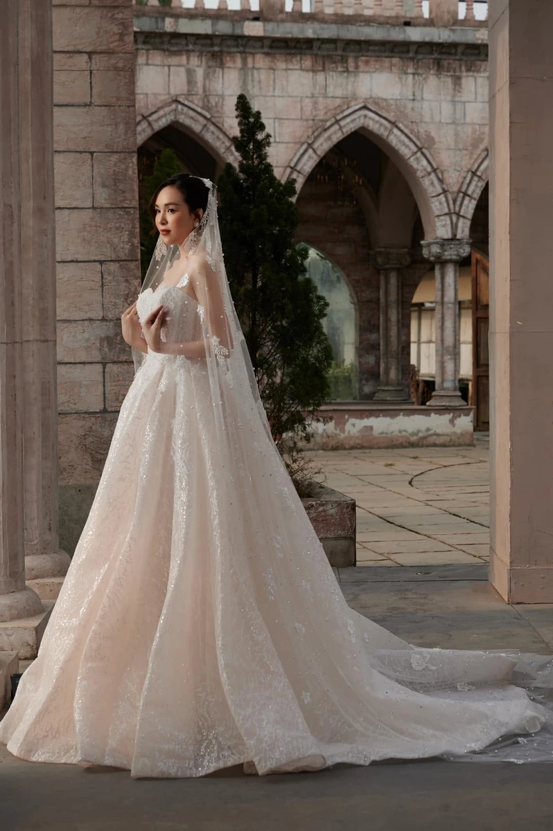 Queen Bridal đã thổi hồn vào trong từng đường nét nhằm vươn tới một vẻ đẹp hoàn hảo nhất của cô dâu 
