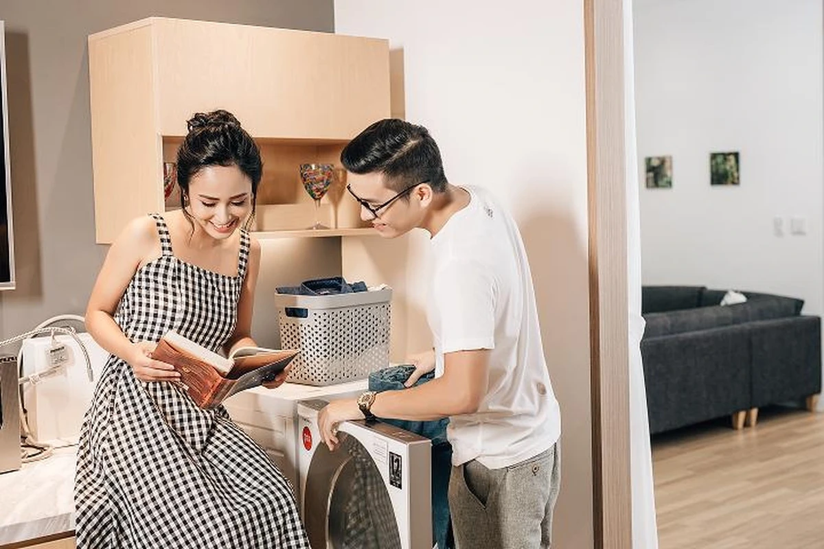 Vợ chồng đang cùng nhau lựa chọn những vật dùng gia đình
