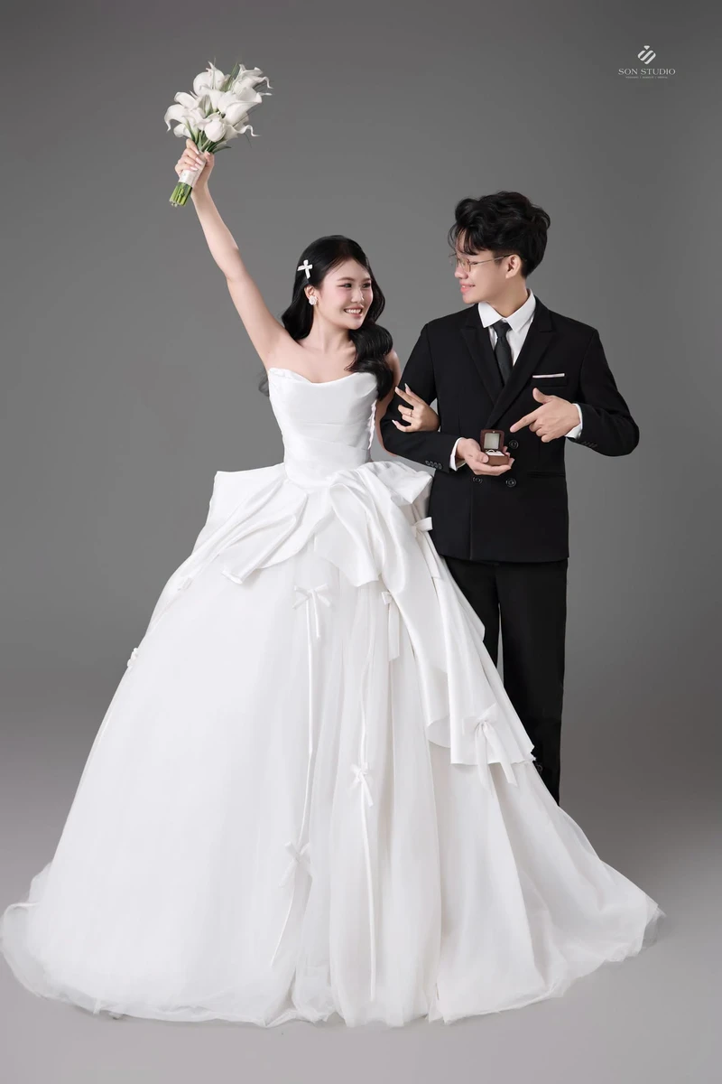 Bộ ảnh cưới tại studio với vẻ đẹp trẻ trung của cô dâu chú rể