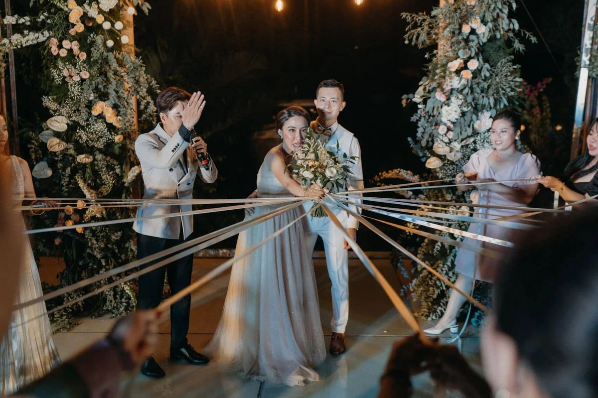 Ở Việt Nam, từ giữa năm mùa cưới đã bắt đầu rộn ràng.