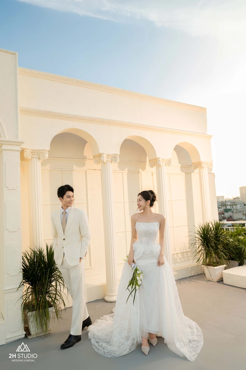 Chú rể đứng phía bên phải cô dâu