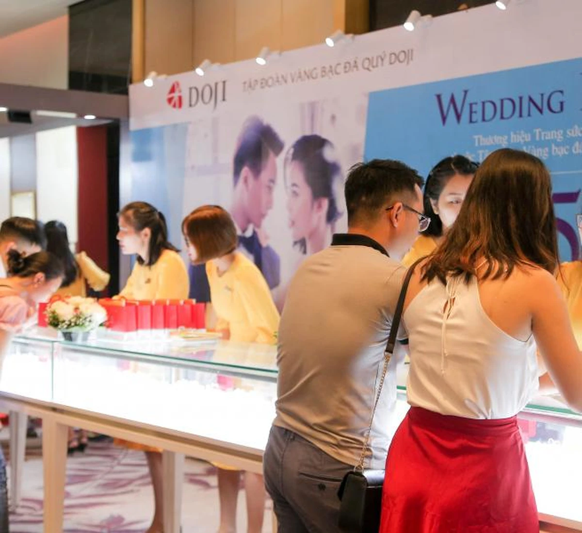 Nhiều cặp đôi hào hứng quan tâm đến buổi triển lãm này