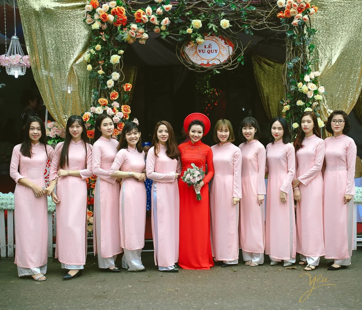 Cô dâu cùng dàn phụ dâu tươi cười trong ngày cưới