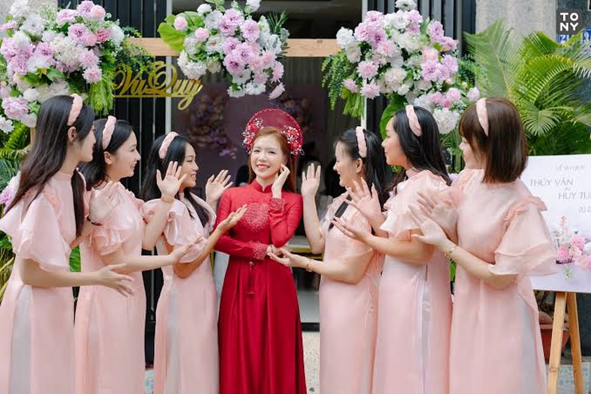 Cô dâu cùng dàn phụ dâu tươi cười trong ngày cưới