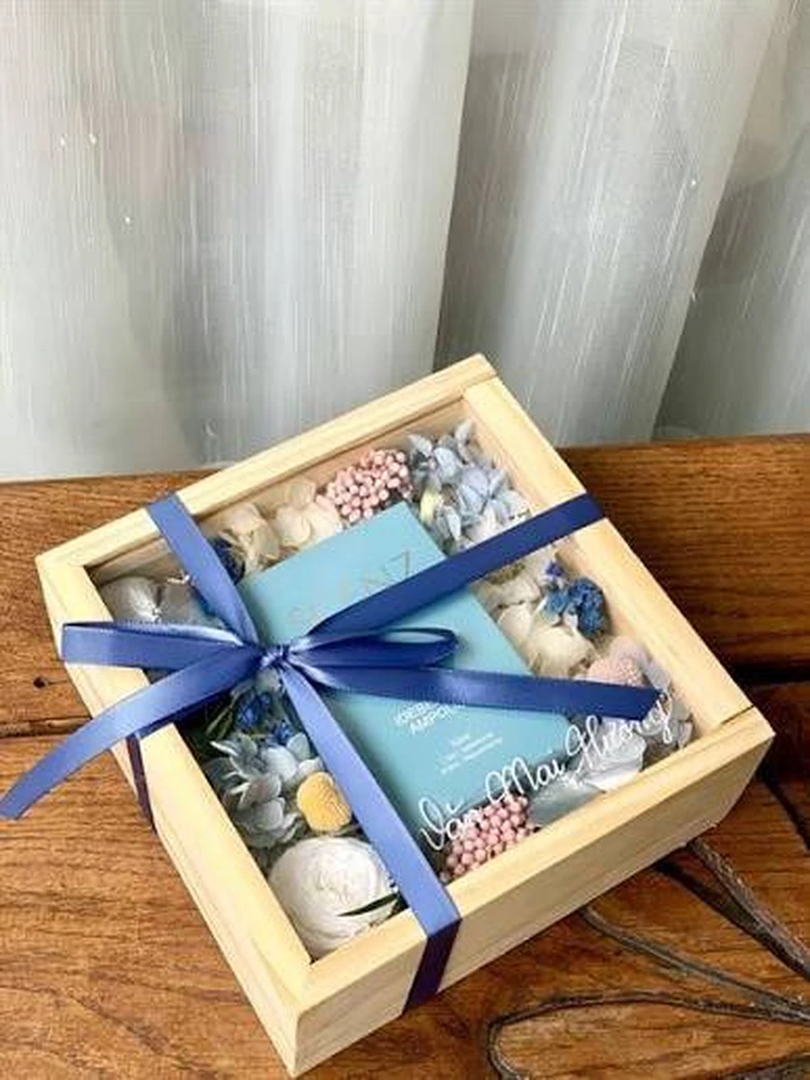 Tặng mỹ phẩm là món quà thiết thực nhất giúp chị em sửa sang và chăm sóc sắc đẹp hàng ngày d