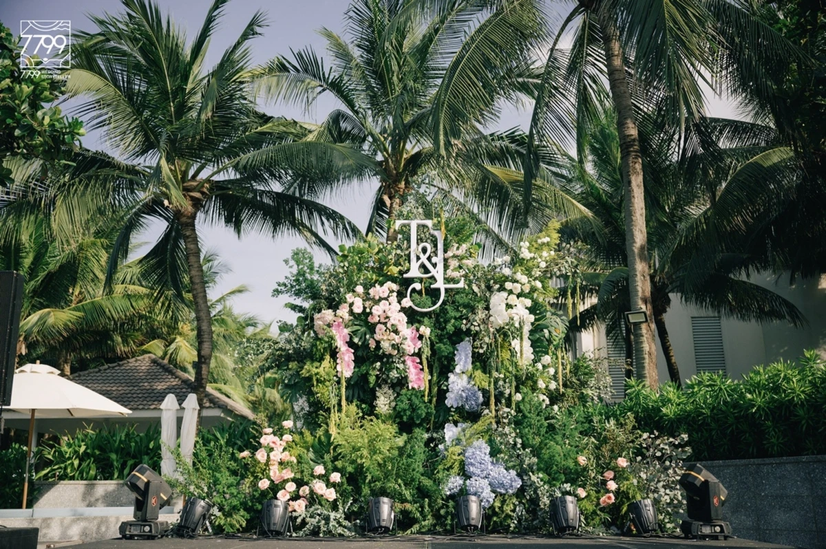 Trong không gian quyến rũ với gam màu trắng của Villa, của cát biển và màu xanh của khoảng trời mênh mang, cùng với những trang thiết bị hiện đại, dịch vụ đẳng cấp tiêu chuẩn 5 sao quốc tế