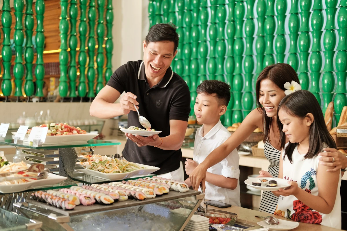 Trong không gian quyến rũ với gam màu trắng của Villa, của cát biển và màu xanh của khoảng trời mênh mang, cùng với những trang thiết bị hiện đại, dịch vụ đẳng cấp tiêu chuẩn 5 sao quốc tế
