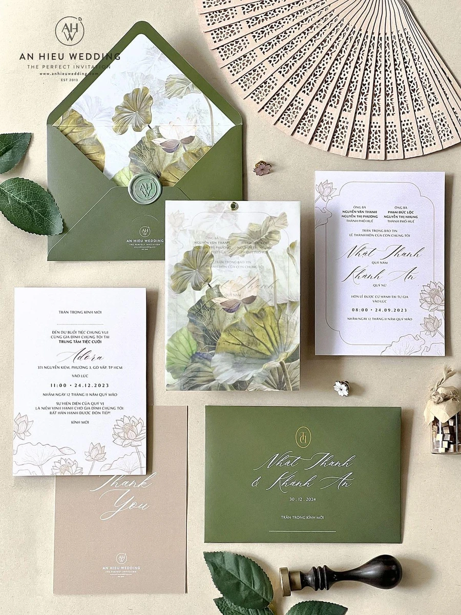 Trọn bộ thiệp cưới cao cấp thiết kế tông màu xanh lá kết hợp họa tiết hoa sen thanh lịch