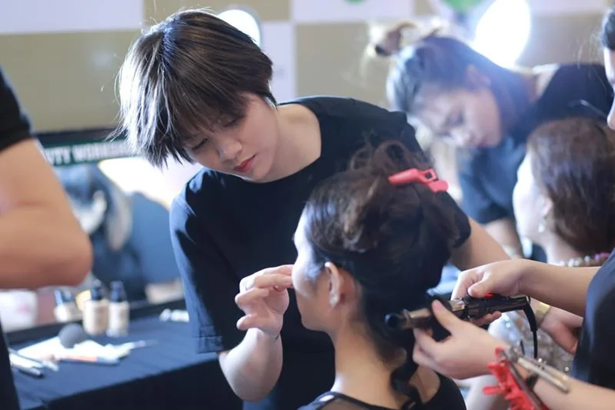 Thợ trang điểm đang makeup cho cô dâu
