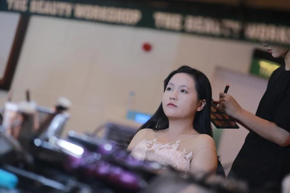 Cô dâu thử make up trước khi chụp ảnh tại triển lãm cưới