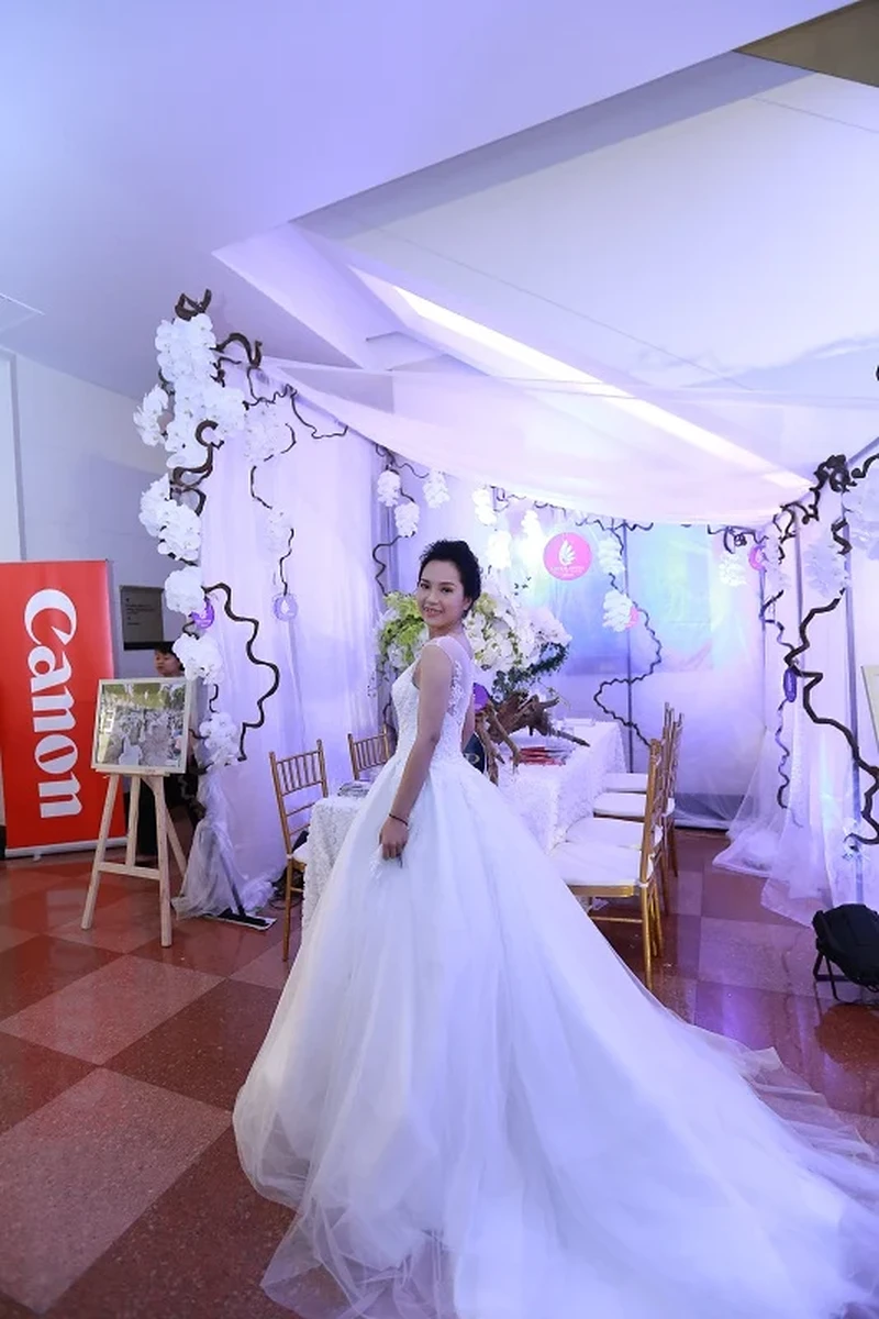 Sau các bước trang điểm, làm tóc, cô dâu trở nên xinh đẹp và tự tin hơn