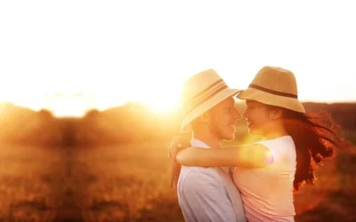 Hình ảnh nam nữ ôm nhau dưới hoàng hôn