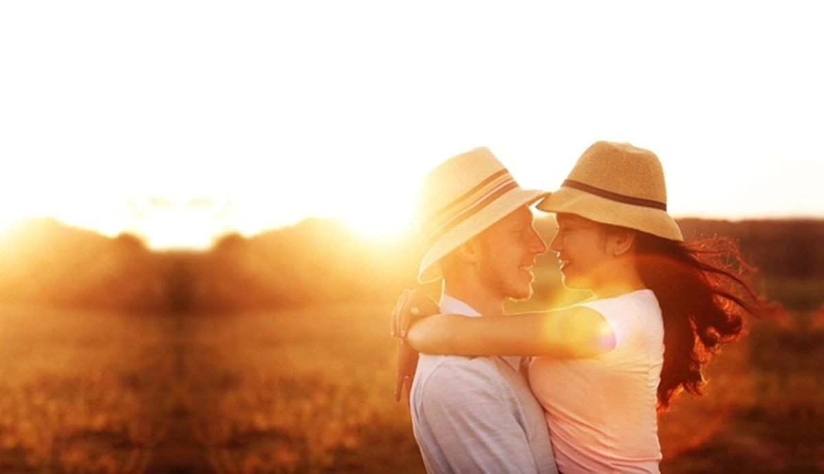 Hình ảnh nam nữ ôm nhau dưới hoàng hôn