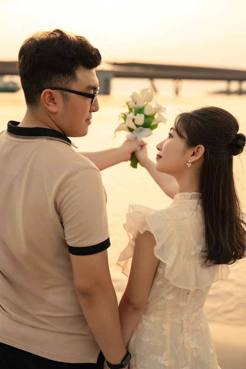 Cặp đôi đang trao nhau ánh mắt dịu dàng