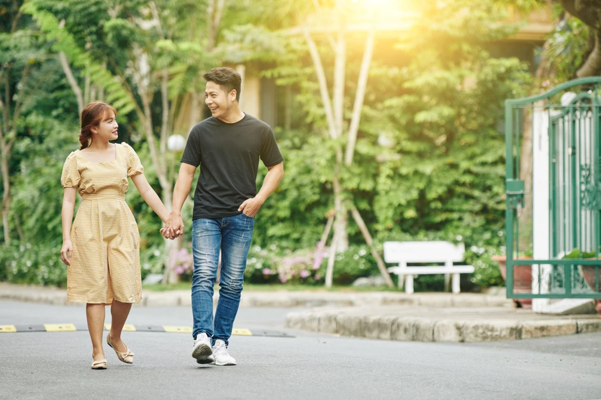 Cặp đôi nắm tay nhau dạo bước trên đường phố