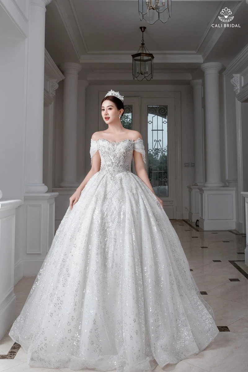 Cô dâu diện váy cưới công chúa trễ vai đính sequin lấp lánh, kết hợp vương miện đá sang trọng