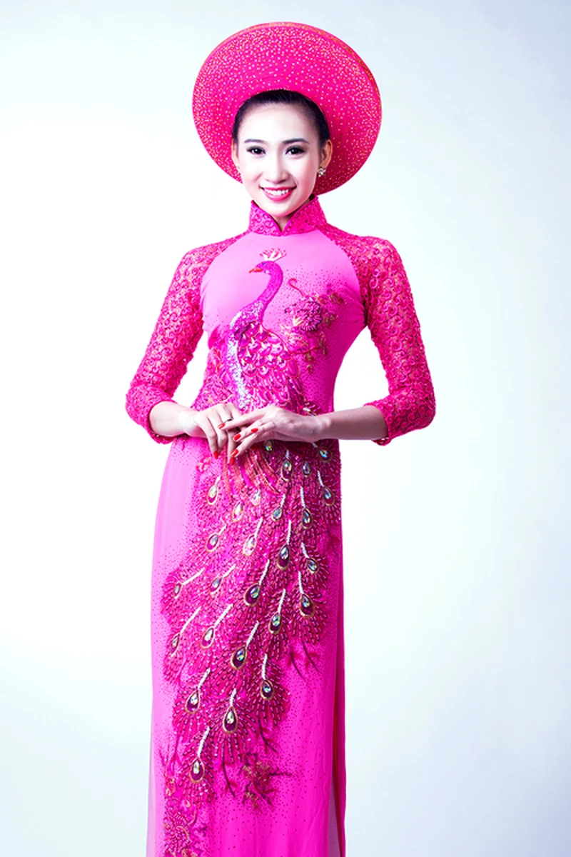 Cô dâu mặc áo dài cưới màu hồng cùng các hoạ tiết nổi bật tạo vẻ đẹp rực rỡ