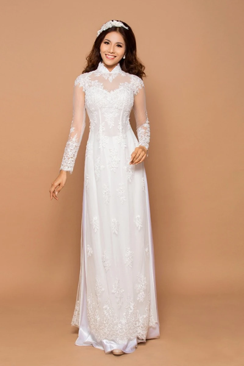 Cô dâu mặc áo dài cưới trắng ren xuyên thấu tay dài, cổ cao thanh lịch