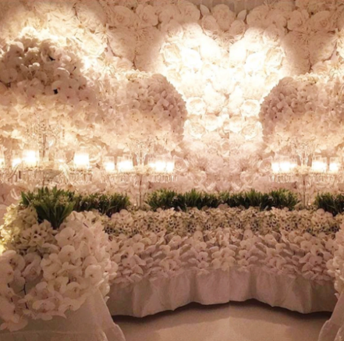 Backdrop tiệc cưới hoa trắng cao cấp với ánh sáng vàng ấm và thiết kế sang trọng