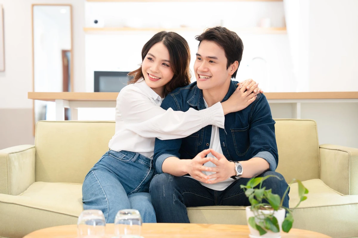 Cặp đôi đang ôm nhau