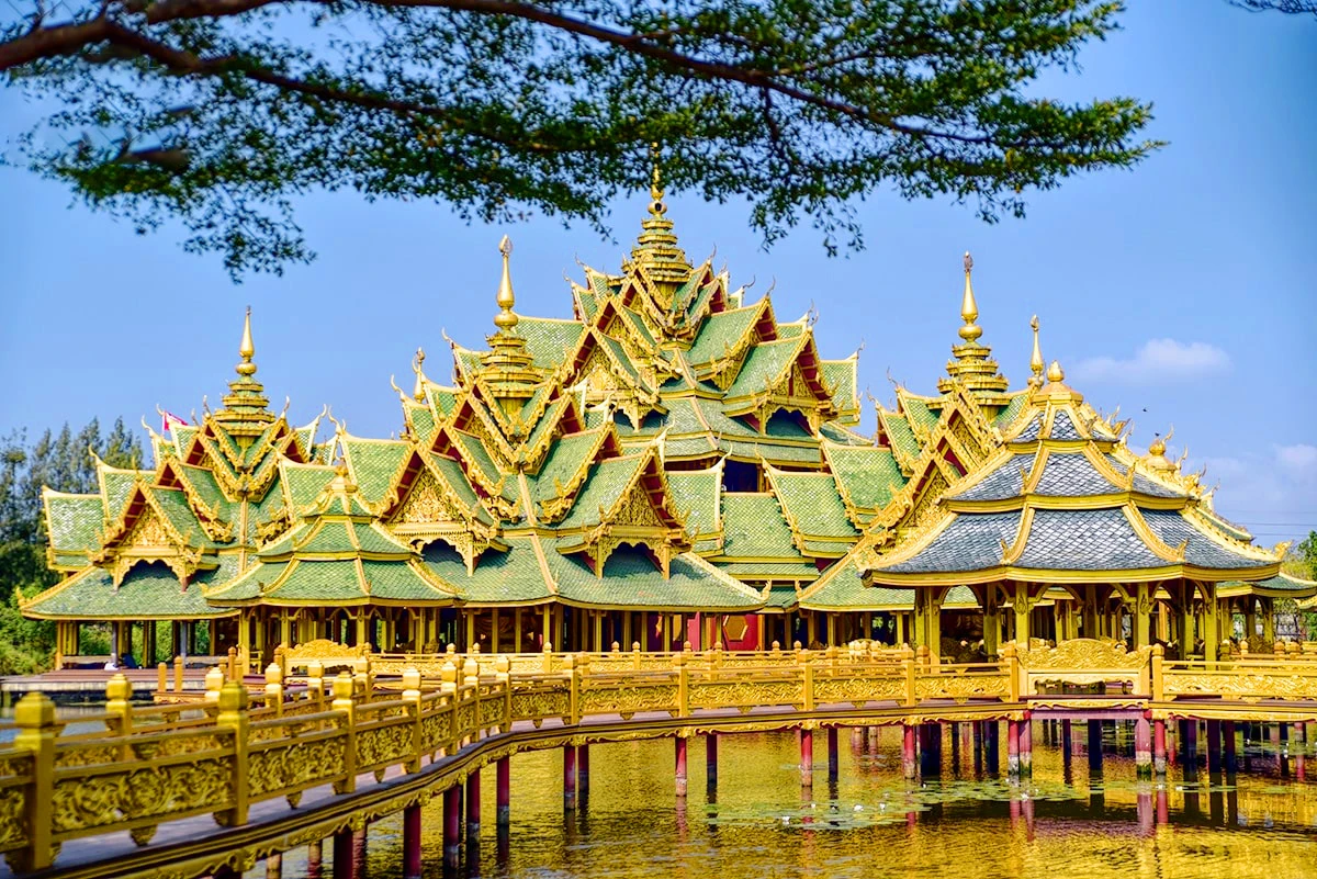 Quần thể chùa Wat Phra Kaew và bảo tháp vàng nổi tiếng trong khuôn viên Hoàng cung Bangkok
