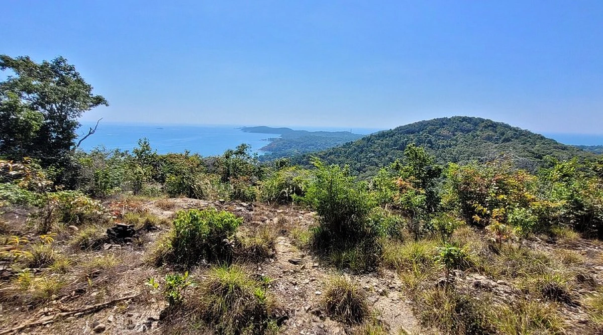 Khung cảnh đồi núi và rừng nhiệt đới nhìn ra biển tại Koh Chang, điểm đến dành cho các cặp đôi yêu thích thiên nhiên và sự riêng tư