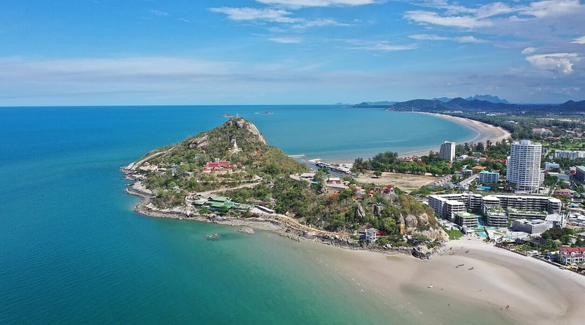 Toàn cảnh Khao Takiab và bờ biển Hua Hin với làn nước xanh trong cùng đường bờ biển kéo dài bên vịnh Thái Lan