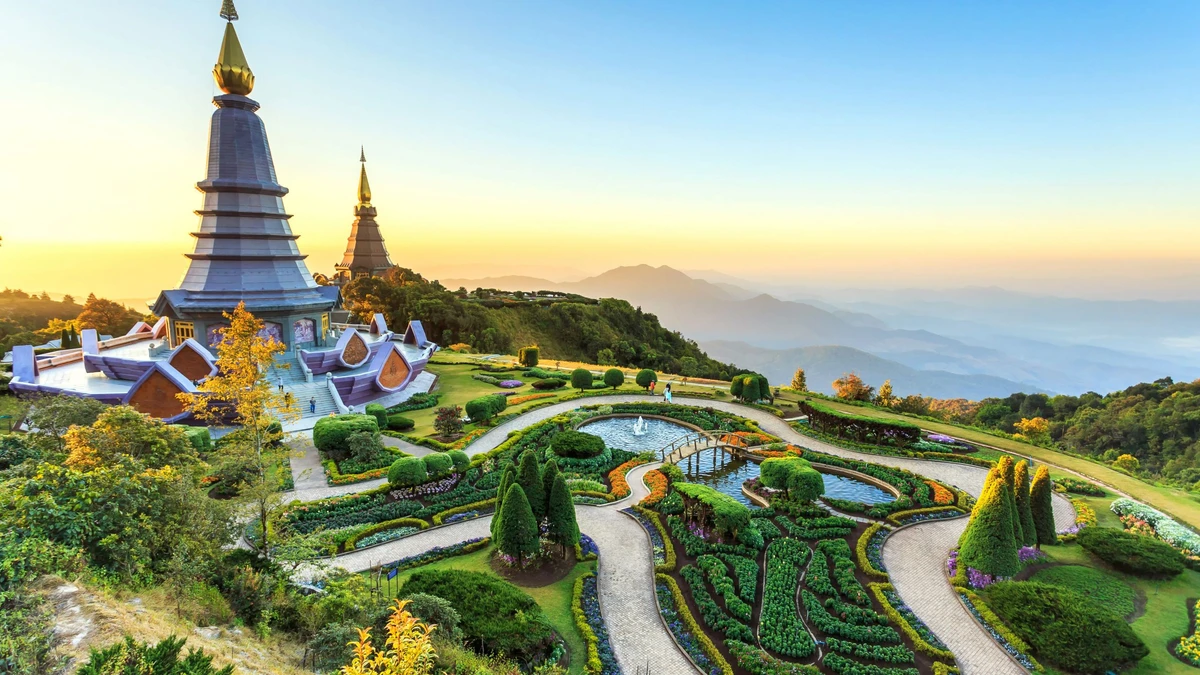 Khuôn viên chùa Wat Phra That Doi Inthanon trên đỉnh núi Chiang Mai với vườn cảnh được chăm sóc tỉ mỉ giữa khung cảnh núi non hùng vĩ