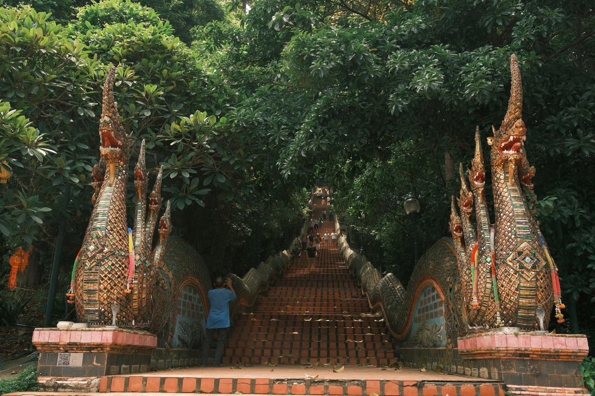 Cầu thang rồng dẫn lên chùa Wat Phra That Doi Suthep giữa khu rừng xanh tại Chiang Mai, một điểm tham quan nổi tiếng của miền Bắc Thái Lan
