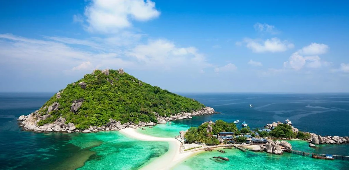 Đảo Koh Nang Yuan với dải cát trắng nối liền các đảo nhỏ và làn nước biển xanh ngọc đặc trưng của miền Nam Thái Lan
