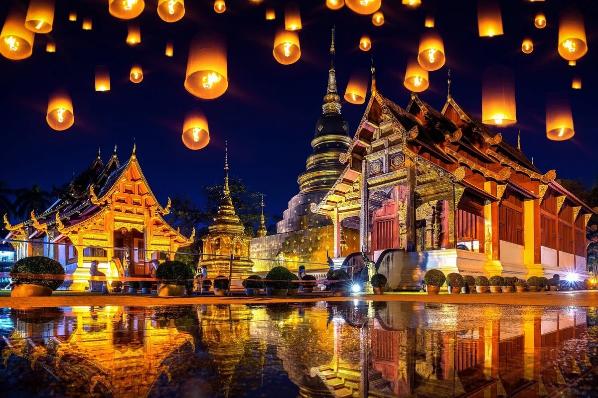 Lễ hội đèn trời tại Chiang Mai với hàng trăm chiếc đèn lồng thắp sáng bầu trời phía trên các công trình kiến trúc truyền thống