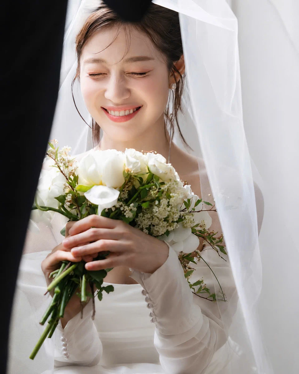 Cô dâu xinh đẹp rạng ngời với bó hoa cưới trên tay