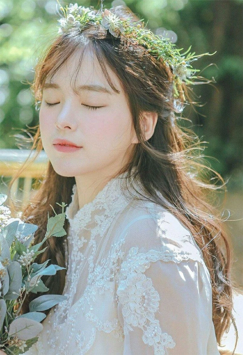 Thay vì dùng voan, cô dâu có thể dùng những chùm lá nhỏ xinh, có màu sắc bắt mắt để thêm phần sinh động cho mái tóc ngày cưới