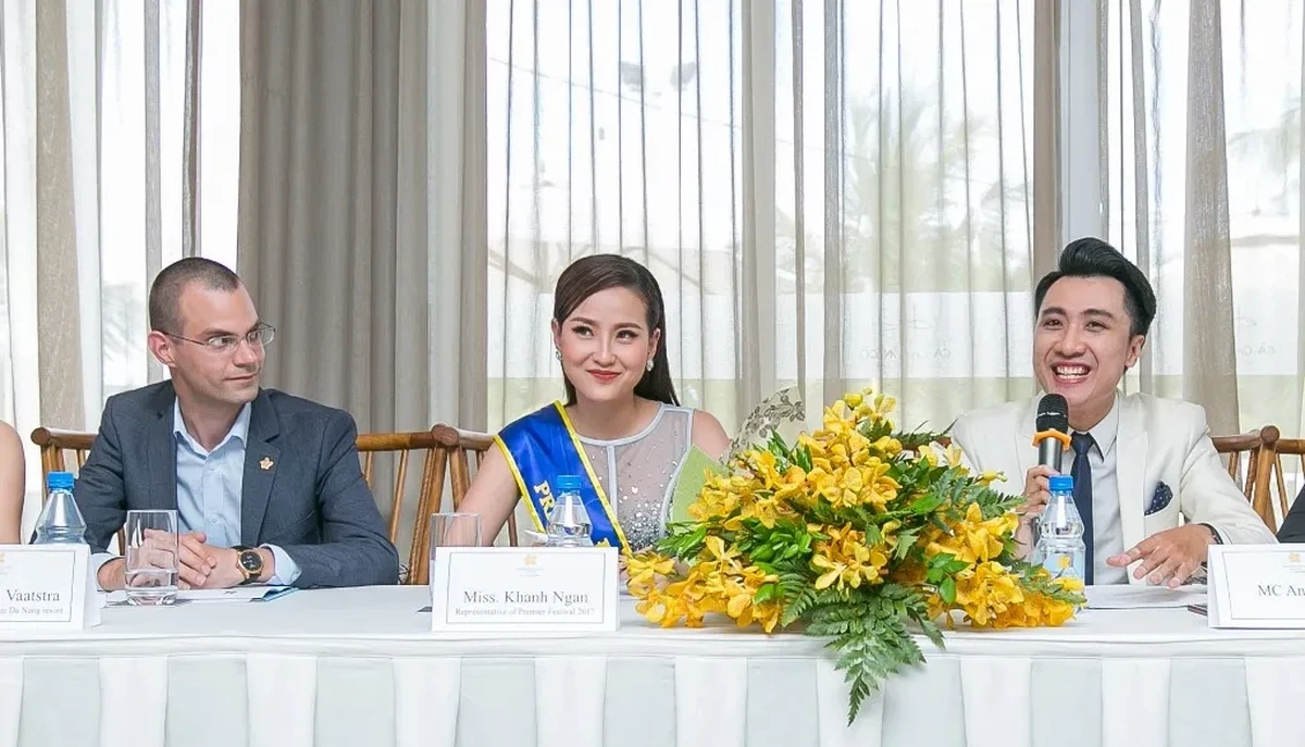 Khánh Ngân tại buổi triển lãm cưới trên biển