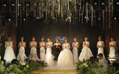 Sân khấu và sàn diễn của Triển lãm cưới HWP được decor theo concept "In The Forest"