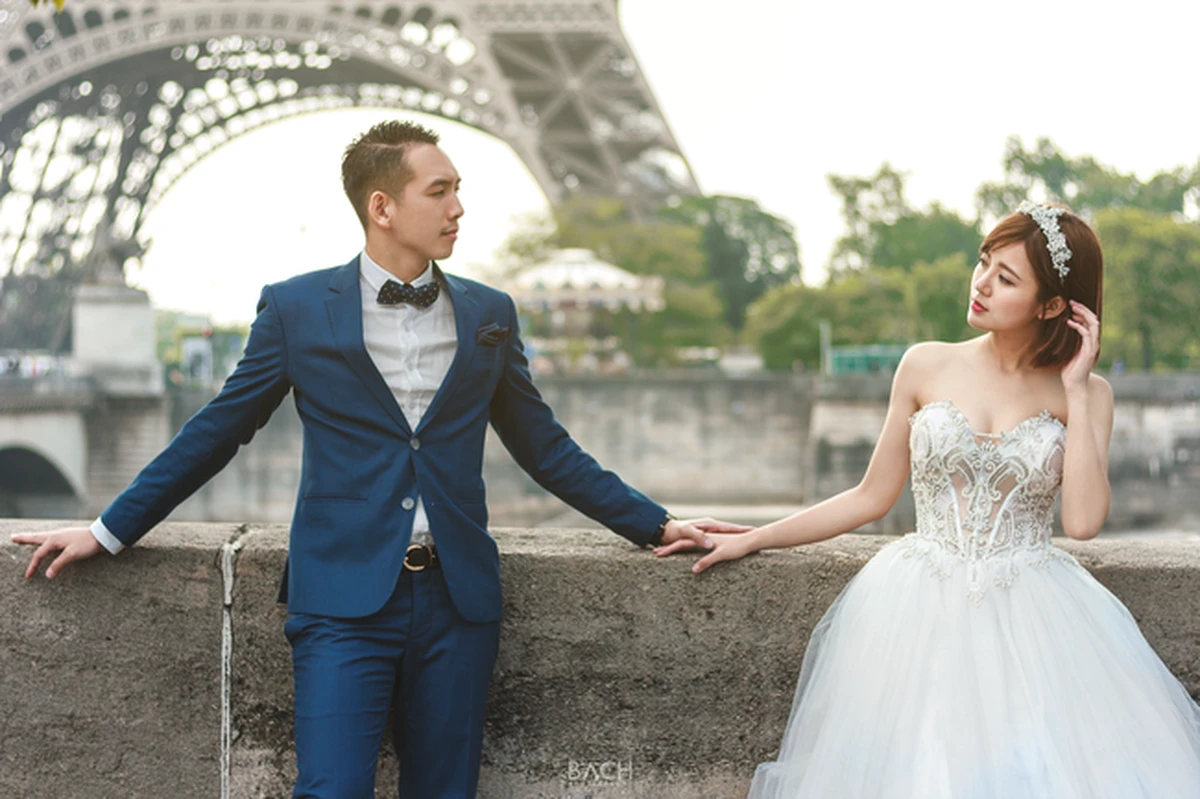 Cô dâu chú rể tạo dáng lãng mạn bên tháp Eiffel tại Pháp