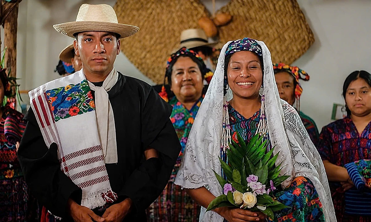 Tục đập vỡ chuông sứ ở Guatemala