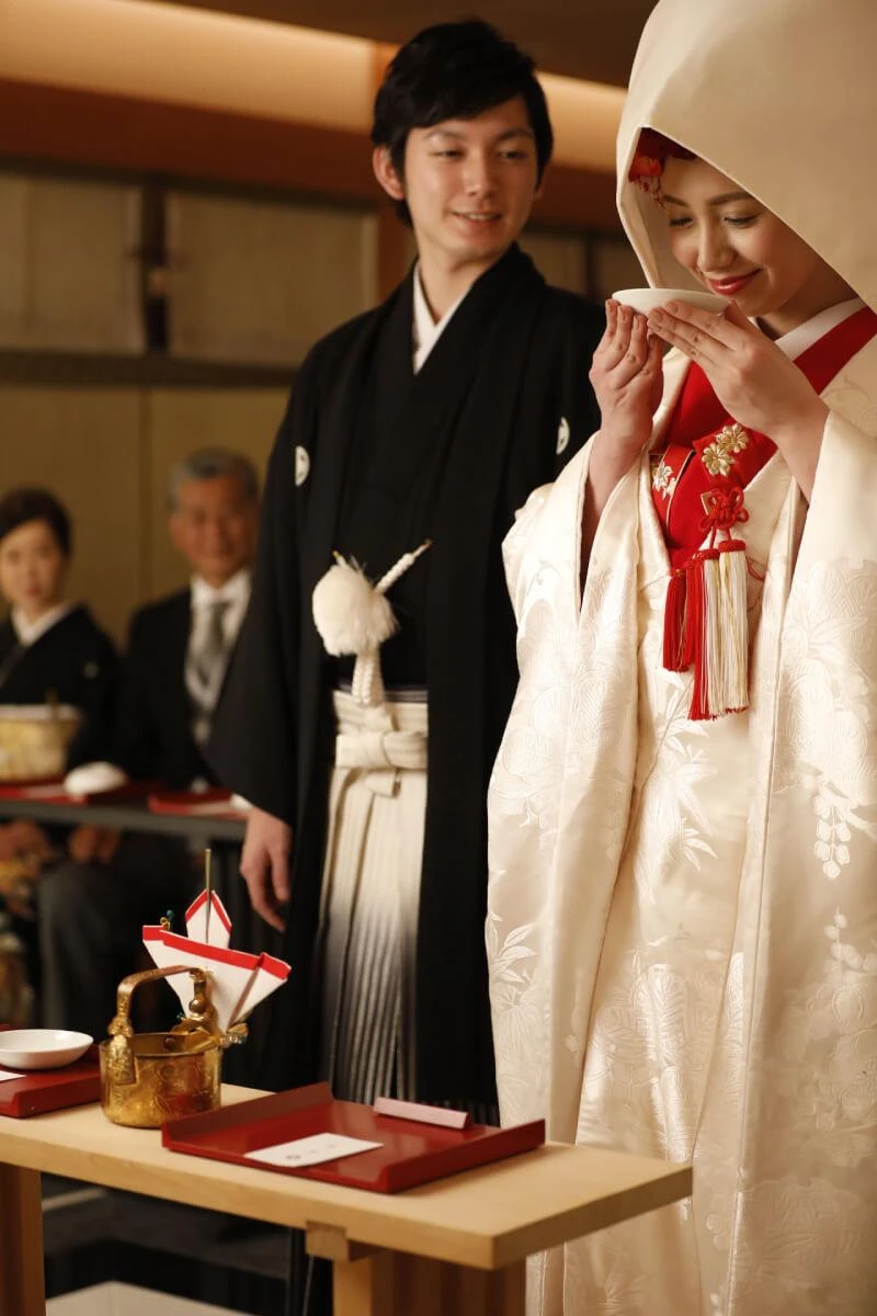Uống 3 ngụm rượu sake ở Nhật Bản